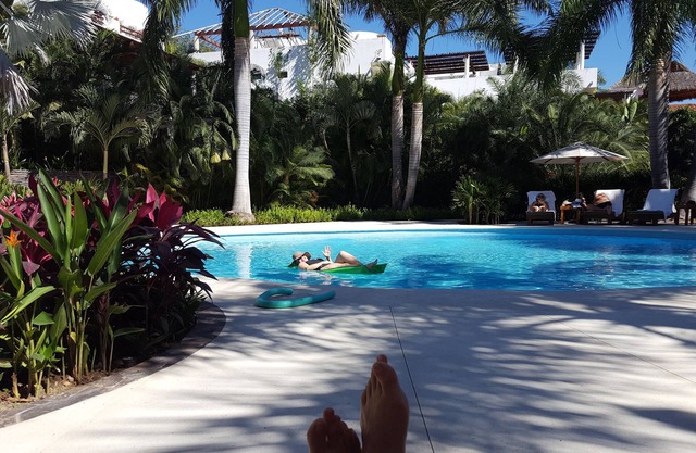 4 Pool Villa, 2 lg.bd+2bth hot tub, restaur/bar 2,500/wk. APRIL 22-29 available