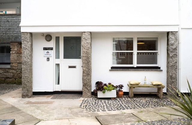 4 Porthmeor Court - Central St Ives - On-Site Parking