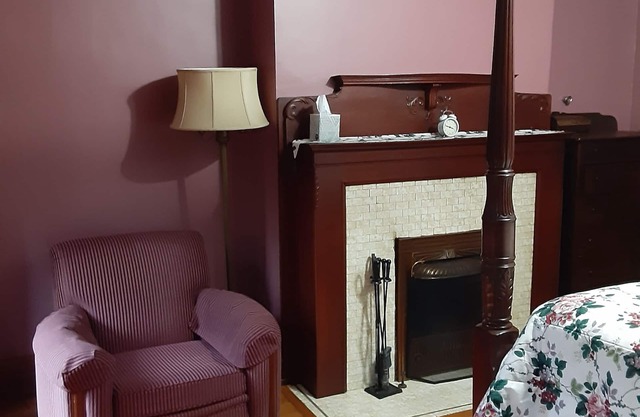 4 poster Queen Bed upstairs in Historic Victorian Inn