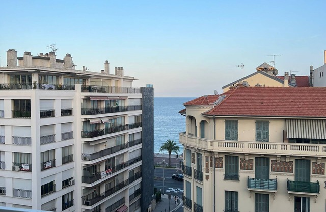 4 rooms apartment front of the sea.