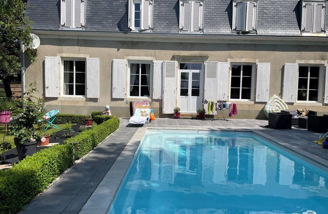 4 rooms sleeping 12 with swimming pool and fully equipped kitchen Le Mans/Circuit 24H