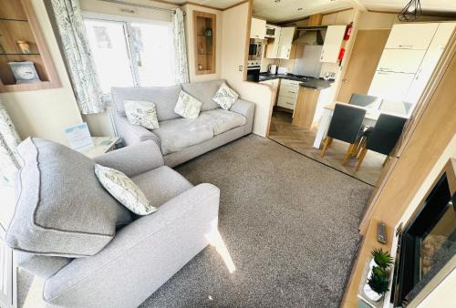 4 Sandringham, Patrington Haven, Hot Tub, Private garden & Parking