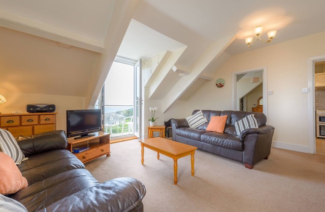 4 Star Apartment with Balcony & Stunning Sea Views just 200meters from the beach