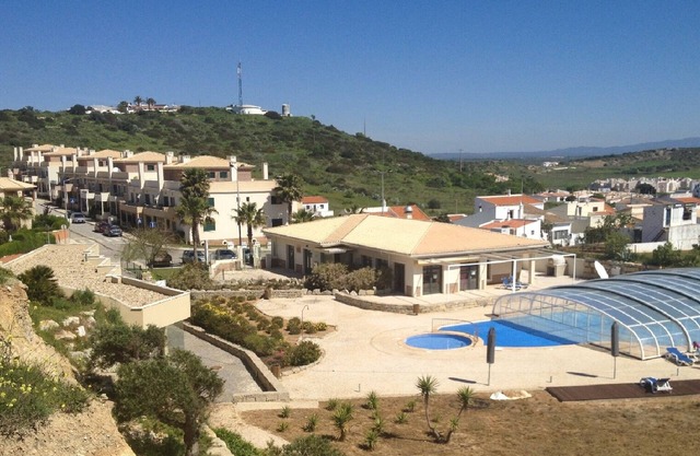4-STAR LUXURY 2 BED/2 BATH APARTMENT, POOLS, WIFI, AIR-CON, 5 MINS WALK TO BEACH