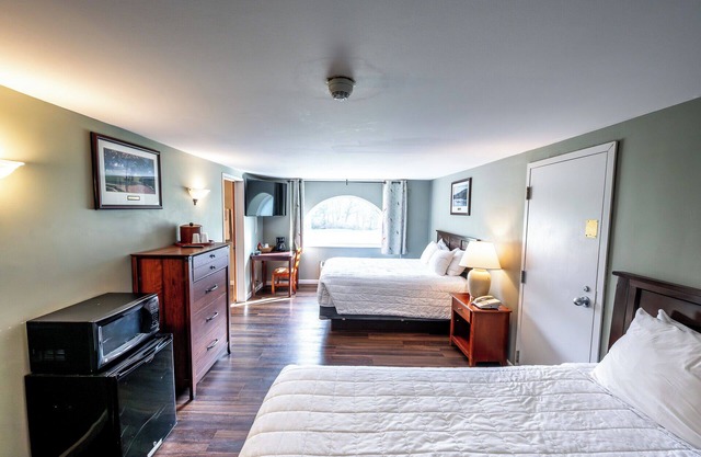 4 Units | Relaxing Mountain Retreat | Enjoy Scenic Views from a Charming Haven