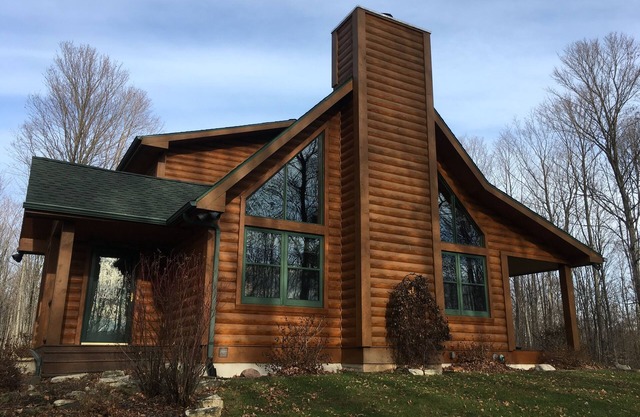 40 acres, walking trails, AT&T fiber optics, fireplace - book winter escape now!