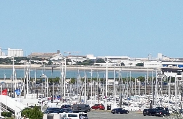 40 m2 apartment with swimming pool in condominium with lovely view of the Minimes harbor