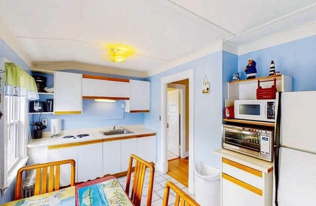 40B. Cozy 2 bedroom unit with views of the ocean!