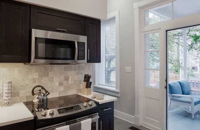 420Waldburg A · Modern Apt with Southern Charm Blocks from Forsyth