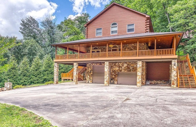 44 Gathering Place (Hot Tub) 44 Golf View Rd: 6 BR, 4.5 BA in Maggie Valley, Sleeps 14