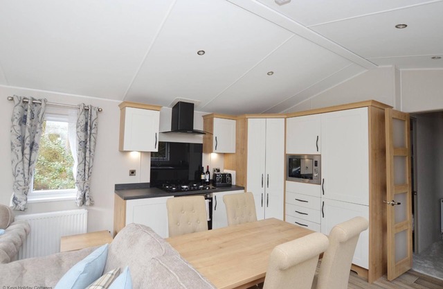 476 Kelling Heath - a holiday caravan that sleeps 4 guests in 2 bedrooms