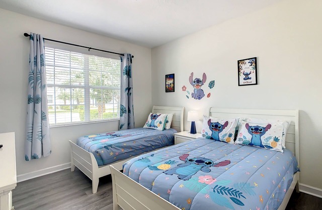 4766 - 5 Bedroom Pool Home in Storey Lake Resort Under 10 Minutes to Disney