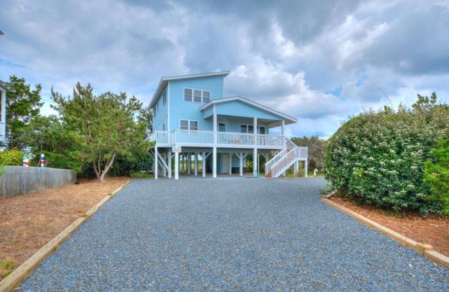 4BR/2BA Home - 2nd Row, Intracoastal & Ocean Views, Holden Beach, Sleeps 9