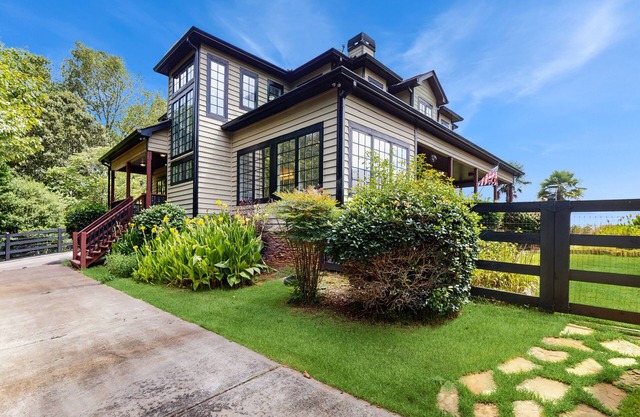 4BR and 2.5BA cottage w/porch, access to shared infinity pool & hot tub