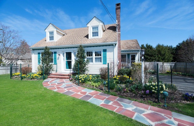 4BR Cape Home w Lg Screened Porch. 1m walk/drive Greenport Shops + Dining.