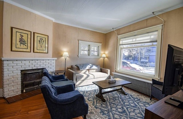 4BR Charming Victorian - Steps to Downtown