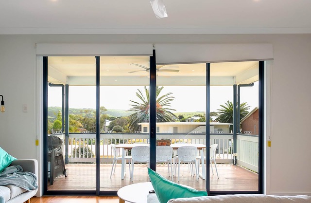 4BR Contemporary Coastal Home with Rural Outlook.