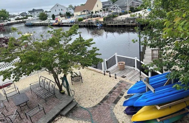 4br. cozy cottage with Kayaks on the lagoon.