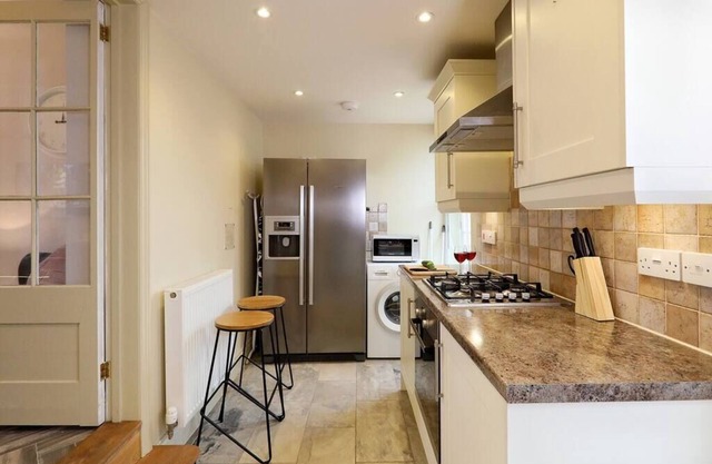 4BR Elegant Stay | Golden Triangle | Parking