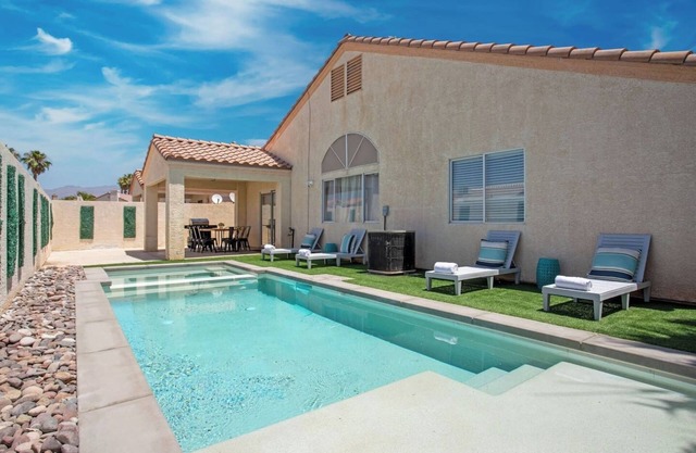 4BR Getaway w/Pool and Billiard!