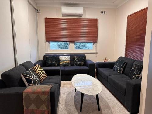 4BR Home 10 mins walk to UOW, free parking, Wi-Fi, AC