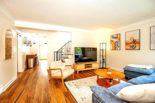 4BR Luxe Retreat AC,Hot Tub, deck, sunroom,Xbox