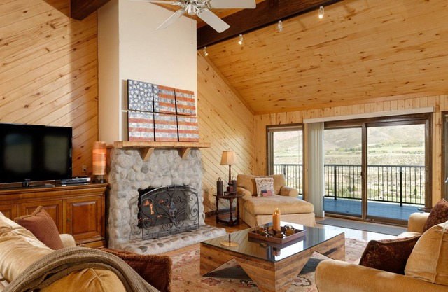4BR, Sleeps 8-10. Central to 4 Mountains