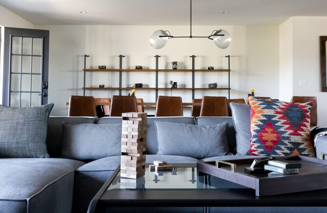 4BR Suite: DT Nash, Full Kitchen/Living, Sleeps 12
