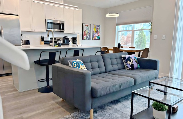 4BR Townhouse w/Lake View & Parking | Sleeps 10