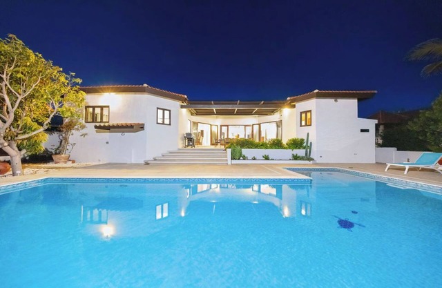 4BR Villa Short Walk to Beach in Amazing Location!