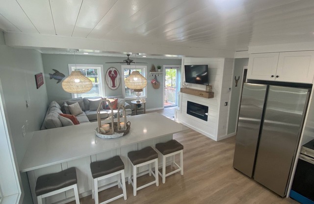 4br2ba home with central AC, sleeps 12, 1.5 miles to beach! BEACH PASS!