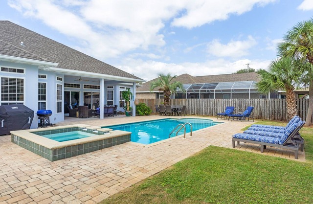 4BRs House with Private Pool with Golf Cart ! Walk to Beach