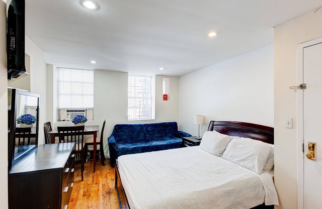 4RW Chic Chelsea Studio