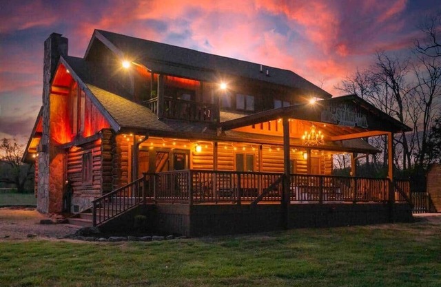 5 Acre Cabin Getaway with Pool, Hot Tub, Fire Pit, & Creek! 8 miles to downtown!