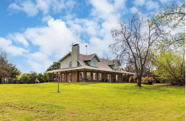 5 Acre Home Getaway fully Furnished. 2 stories w pickleball & bball lit court