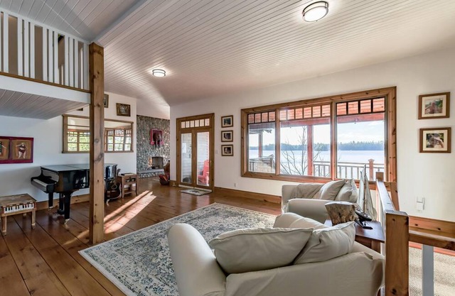 5 bdrm + 2 BH & bunkie, 5 bath cottage! Lake Muskoka, Sunsets! Privacy! Sauna!