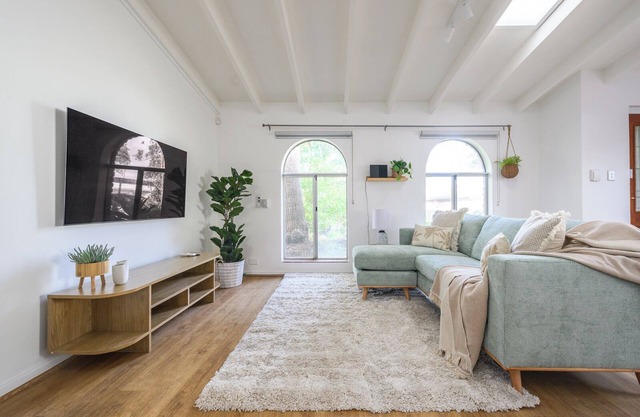 5 Beach Baby Bungalow for 4 + FREE parking