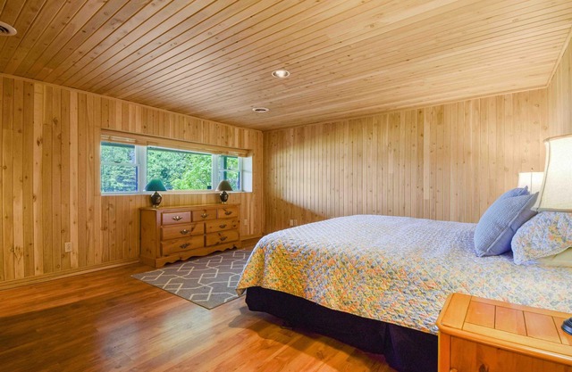 5 Bed 3 Bath Sun-Filled Beautiful Lakeside Cottage on Lake Muskokan