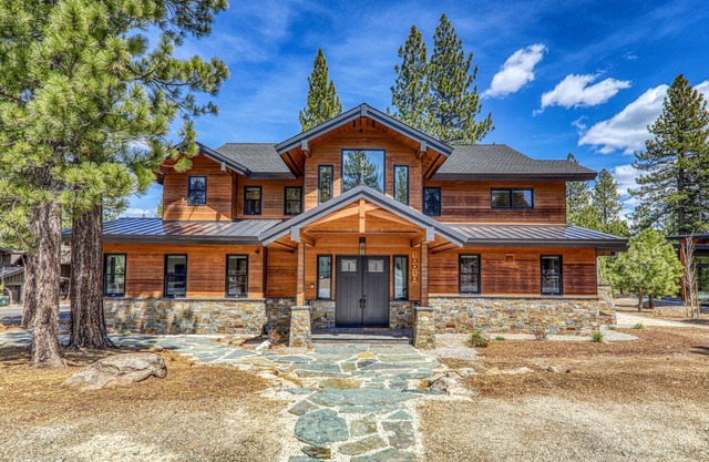 5 Bed 5 Bath 2 Living Rooms, Billiards Room & Exclusive Club Amenities!
