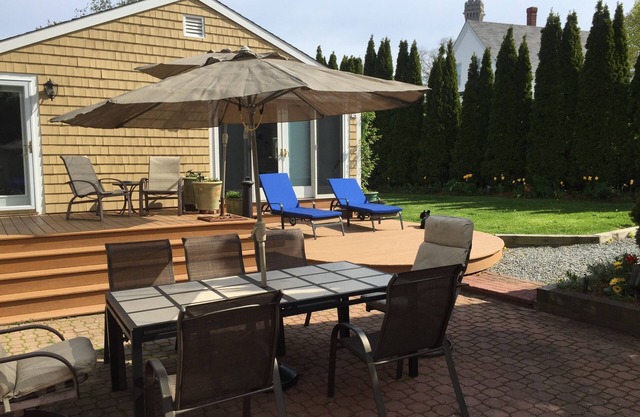5 bed , Central location, Sleeps 5-10 , Parking, Laundry, Privacy, Quiet. AC.