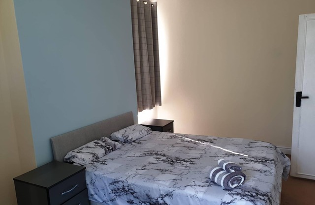 5 Bed House - Sleeps 6 - Wifi - Parking