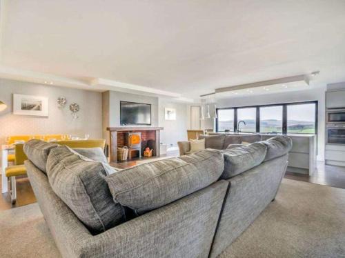 5 Bed House -Sleeps 10- Hot Tub - Garden - Parking