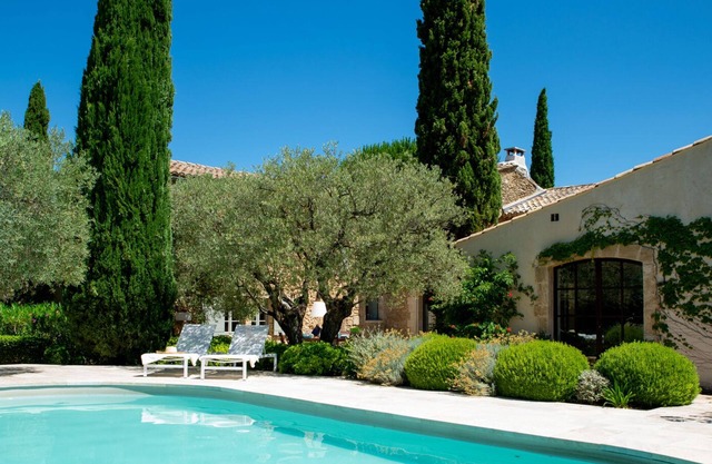 5-bed Mas with pool in Maubec with pool, air-con and views to the Luberon hills