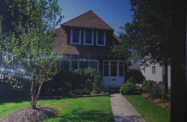5 Bedroom, 2.5 bath, 1 block walk to beach; original Sea Girt house. Sleeps 9.
