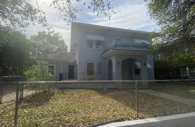 5 bedroom, 3 bath, game room, large outdoor. Sleeps 15. Walk to downtown