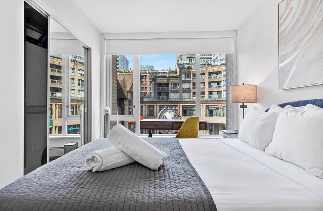 5 Bedroom 3 level Townhome, Private Rooftop Beautiful Garden/Courtyard View
