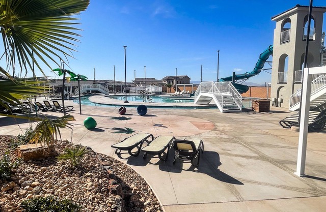 5 Bedroom & 5 Bathrooms Beautiful Washington Home. YEAR ROUND Pool access
