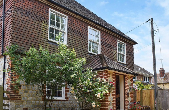5 bedroom accommodation in Sellindge