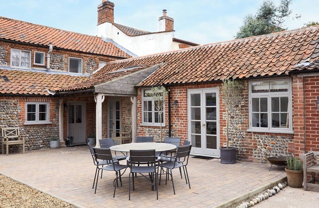 5 bedroom accommodation in Bacton