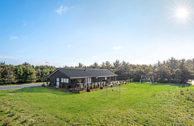 5 bedroom cozy home in Løkken